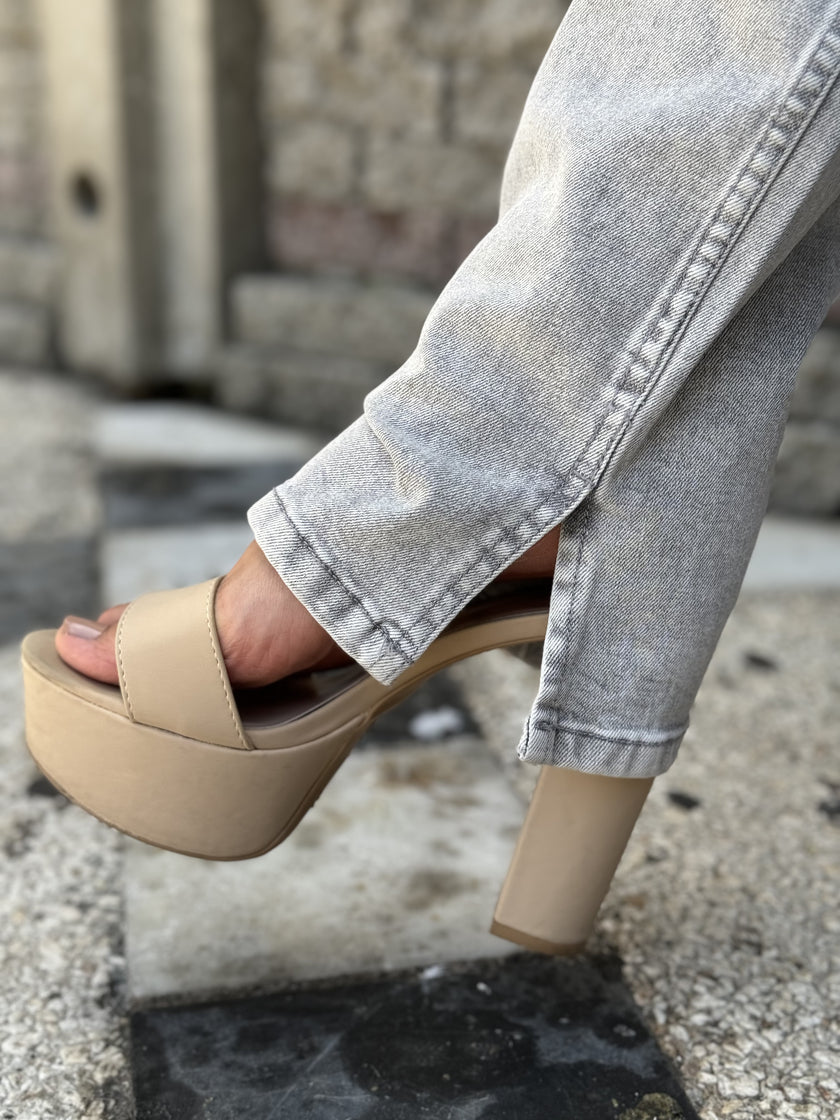 Urban Chic Light Grey Jeans with Effortless Style