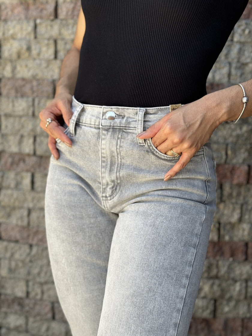 Urban Chic Light Grey Jeans with Effortless Style