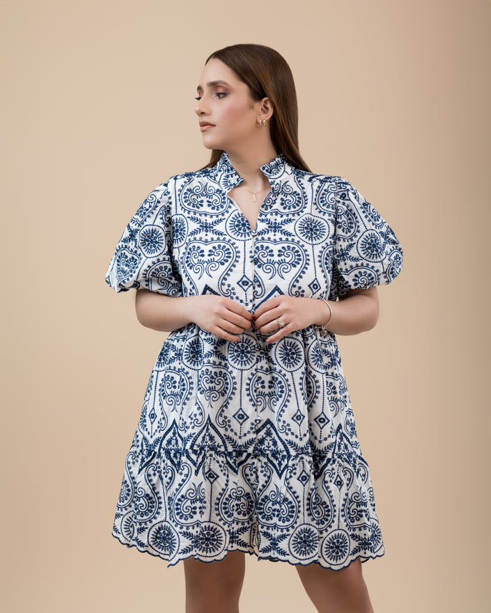 Vestido de encaje con ojales, botones escalonados, escote simulado con volantes divididos y mangas cortas abullonadas